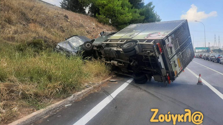 Τροχαίο ατύχημα σε παράδρομο της Εθνικής Οδού – Φορτηγό προσέκρουσε σε σταθμευμένο όχημα